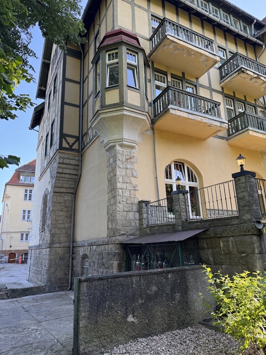 Historic spa-house facade in Kudowa-Zdrój with the outdoor AC unit digitally removed